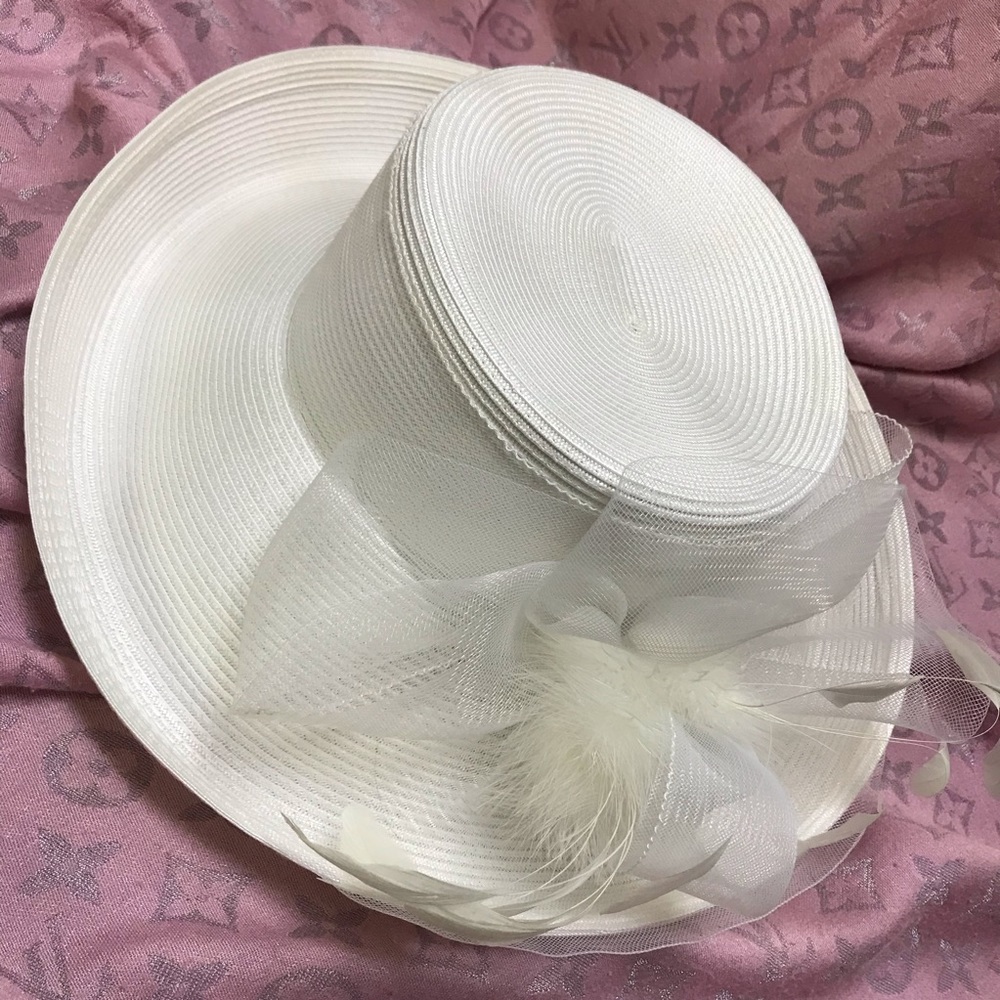 White spring summer Hat 💕 - Picture 2 of 6